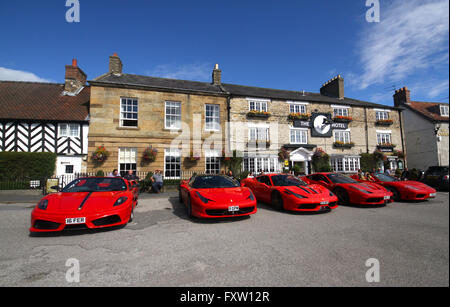 ROTER FERRARI 16M 458 ITALIA 2 458 SPECIALE 360 SPIDER Autos schwarze Schwan HELMSLEY NORTH YORKSHIRE ENGLAND 30. August 2014 Stockfoto