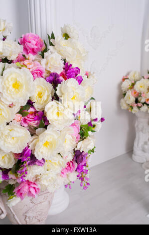 großen Blumenstrauß in einer Vase am Zimmer Stockfoto