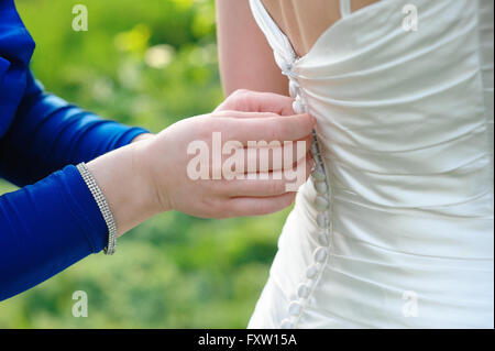 Brautjungfer trägt die Braut Kleid in Weddihg Tag Stockfoto