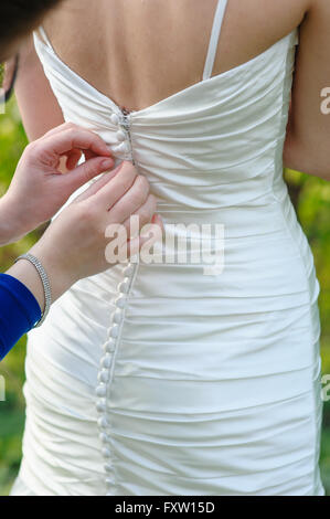 Brautjungfer trägt die Braut Kleid in Weddihg Tag Stockfoto