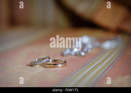 zwei goldene Ringe auf Teppich in Hochzeitstag Stockfoto