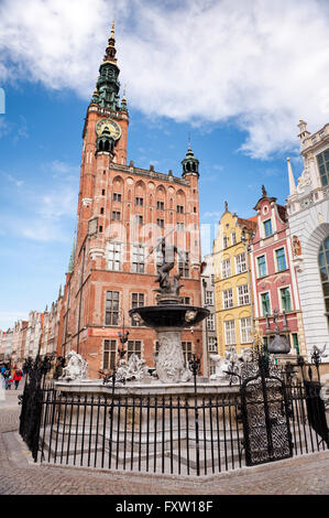 Neptunes Brunnen weiten Blick auf dem langen Markt, Fontanna Neptuna in Danzig Dlugi Targ Straße, das Main-Rathaus. Stockfoto