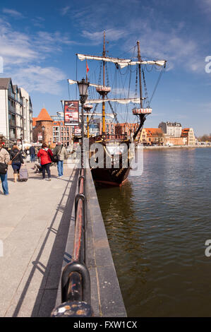 Lion Galeone Pirat Schiff Nachahmung Touristenattraktion in Danzig, polnischer Galeon Lew sieht aus wie ein Schiff aus dem XVII Jahrhundert. Stockfoto