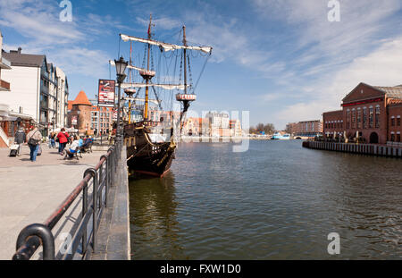 Galeon Lew Pirat Schiff Touristenattraktion in Danzig, imitiert die Lion-Galeone Schiff vom XVII Jahrhundert, Passagier-Cruiser. Stockfoto