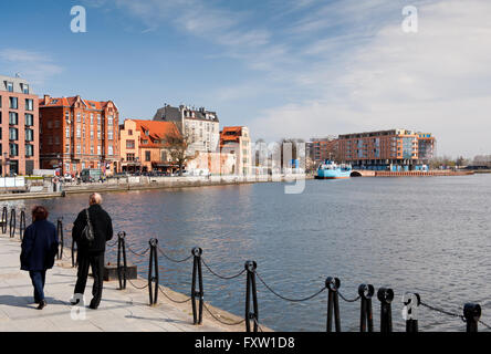 Touristen-Freizeit im Danziger Hafen an der Mottlau, Ansicht von Promenade Rybackie Pobrzeze Street, Urlaub Sehenswürdigkeiten Stockfoto