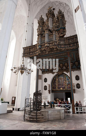 Orgel und der Taufstein im Kirchenschiff neben dem Eingang zur Kosciol Mariacki in Danzig, Polen, Europa, St. Marys Church Zier Stockfoto