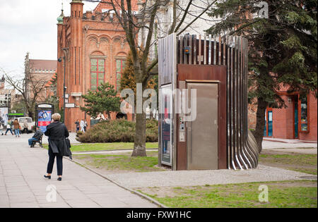 Moderne öffentliche Toilette in Danzig, Toilette Gebäudehülle in Danzig, touristische Reisen in Polen, Europa, Besuch in Pommern Stockfoto