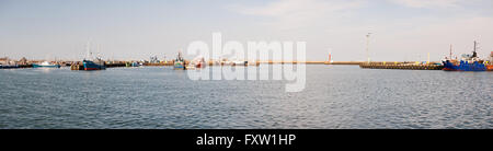 Szkuner-Hafen-Panorama in Wladyslawowo, Polen, Europa. Fischereifahrzeuge festgemacht in ein Schoner Fischerei Hafen, Fisch Industrie Schiff Stockfoto