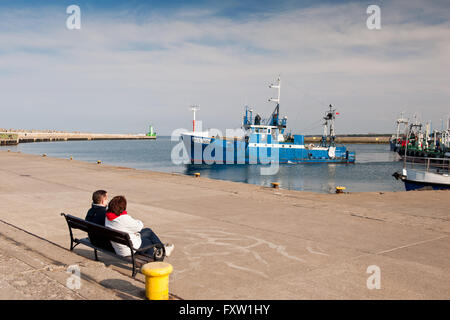 Freizeit in Wladyslawowo Hafen, Polen, Europa. Menschen paar auf einer Bank sitzen und beobachten die Schiffe auf Szkuner maritimes Stockfoto