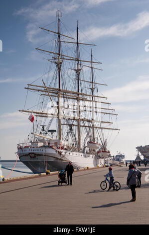 Segelschiff Dar Pomorza vertäut im Hafen von Gdynia, Polen, Europa, Ostsee, legendären The White Fregatte polnischen Handwerk Stockfoto