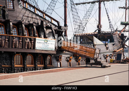 Dragon Passagier Schiff Eingang in Gdynia, Polen, Europa, Ostsee, Unterkunft Leiter der Cruise ship Galeone Stockfoto