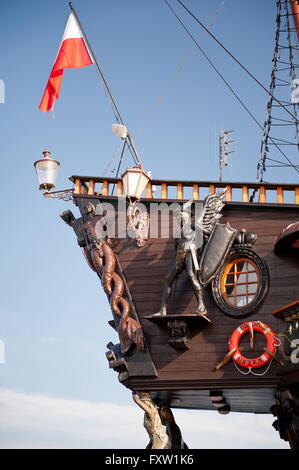 Drache Schiff Stern in Gdynia, Polen, Europa, Ostsee, Kreuzfahrt Passagierschiff mit polnischer Flagge sieht im XVII Jahrhundert Stockfoto