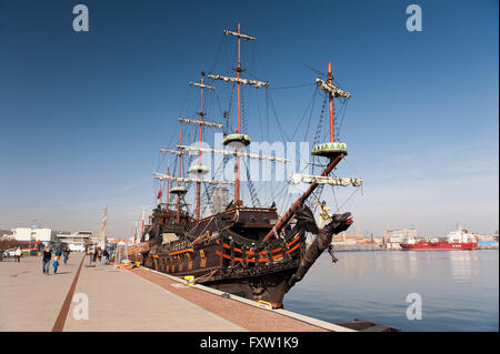 Drache Schiffsbug mit Bugspriet in Gdynia, Polen, Europa, Ostsee, XVII Jahrhundert Galleon Passagier Kreuzfahrtschiff aussieht. Stockfoto