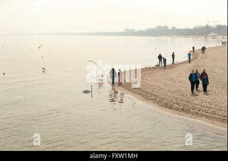 Hazy Sopot Beach-Blick vom Pier, berühmte walking Holzsteg in Polen, Europa, früh Frühling Reisen kalter Apriltag, Stockfoto