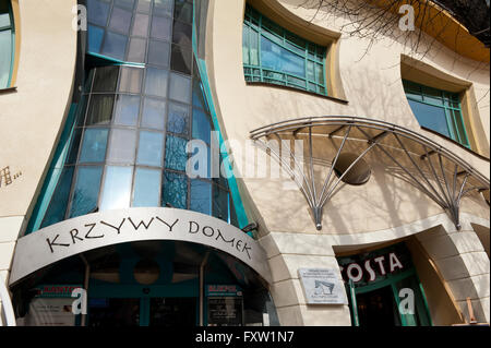 Krzywy Domek Eingang in Sopot, krummen kleinen Haus lustig geformten Gebäude außen Sehenswürdigkeit in Polen, Europa, Reisen Stockfoto