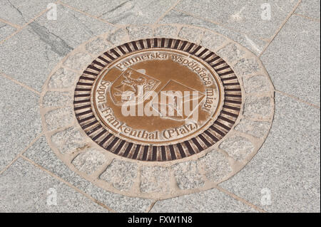 Kanaldeckel in Sopot, reich verzierten Abwasser Abdeckung auf dem Sopot Freunde Platz, Plac Przyjaciol Sopotu in Polen, Europa, Reisen Stockfoto
