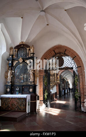 Nördlichen Seitenschiff und Altäre in der Kirche, Gdansk Oliwa erzkathedralen Basilika der Heiligen Dreifaltigkeit, der allerseligsten Jungfrau Maria und St. Bernard Stockfoto