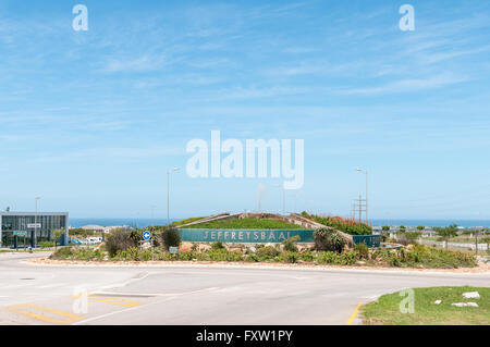 JEFFREYS BAY, Südafrika - 28. Februar 2016: Kreisverkehr mit Garten und Brunnen am Eingang des Jeffreys Bay Stockfoto