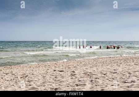 Winter-Schwimmer im Wasser des Meeres in Wladyslawowo Meeresküste, Polen, Europa, Menschen während erfrischend aktiven Sport an der Ostsee Stockfoto