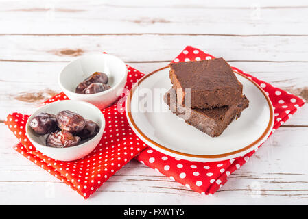 Gesunde glutenfreie Paleo-Stil-Brownies mit Süßkartoffel, Datteln und Mandeln Mehl auf einem weißen Teller gemacht Stockfoto