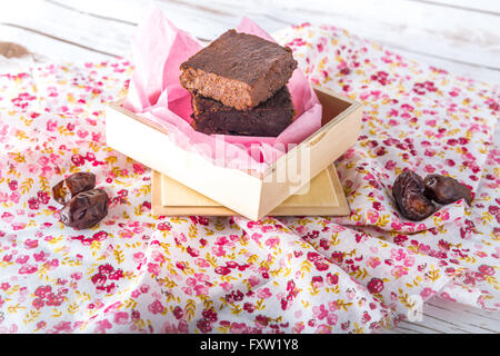 Gesunde glutenfreie Paleo Stil Brownies gemacht mit Süßkartoffel, Termine und Mandel-Mehl in einer Holzkiste Stockfoto