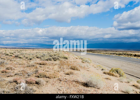 Eine autofreie Strecke von Highway 50, The Loneliest Road in America, in der Wüste von Nevada.