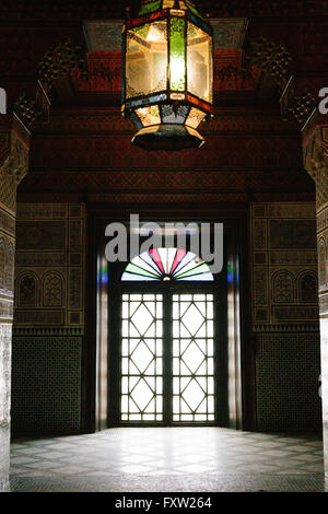 Leichte Überschwemmungen in durch die Stainglass Fenster Dar Si Said, dunkle Riad mit Licht zu füllen. Stockfoto