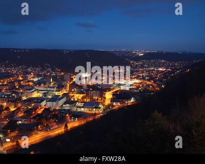 Blick über die Stadt von Johnstown, Pennsylvania in der Nacht. Stockfoto