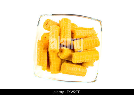 Wafer rollt in eine Glasschale isoliert auf weißem Hintergrund Stockfoto