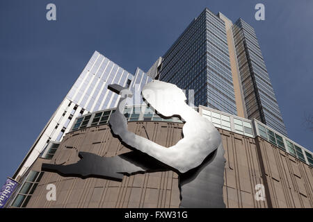 Seattle, Washington: Hammering Man Skulptur von Jonathan Borofsky im Seattle Art Museum Stockfoto