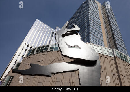 Seattle, Washington: Hammering Man Skulptur von Jonathan Borofsky im Seattle Art Museum Stockfoto