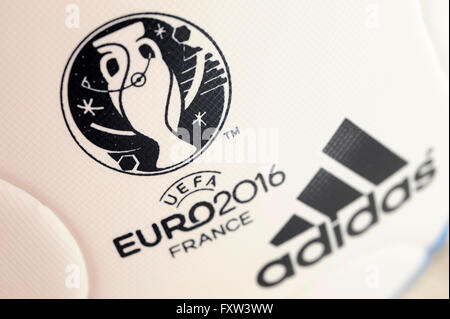 Logo des Turniers UEFA Fußball EM 2016 in Frankreich auf der offiziellen Adidas Spielball "Beau Jeu" Stockfoto