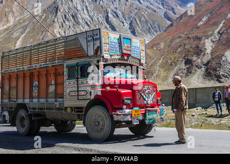 Ladakh, Indien - 20. September 2015: LKW auf der Straße hoch gelegenen Srinaga-Leh in Ladakh Provinz, Indien Stockfoto