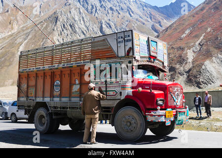 Ladakh, Indien - 20. September 2015: LKW auf der Straße hoch gelegenen Srinaga-Leh in Ladakh Provinz, Indien Stockfoto