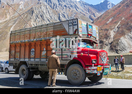 Ladakh, Indien - 20. September 2015: LKW auf der Straße hoch gelegenen Srinaga-Leh in Ladakh Provinz, Indien Stockfoto