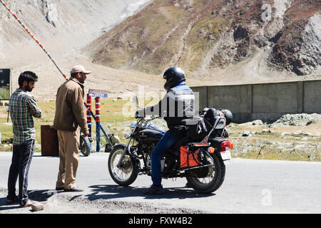 Ladakh, Indien - 20. September 2015: LKW auf der Straße hoch gelegenen Srinaga-Leh in Ladakh Provinz, Indien Stockfoto