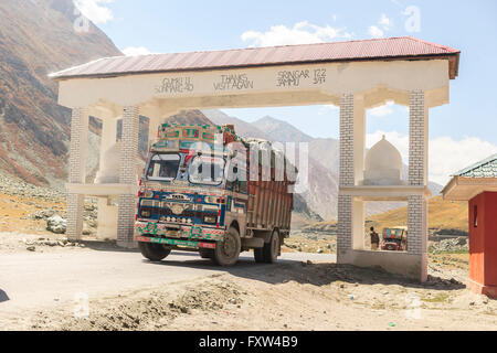 Ladakh, Indien - 20. September 2015: LKW auf der Straße hoch gelegenen Srinaga-Leh in Ladakh Provinz, Indien Stockfoto