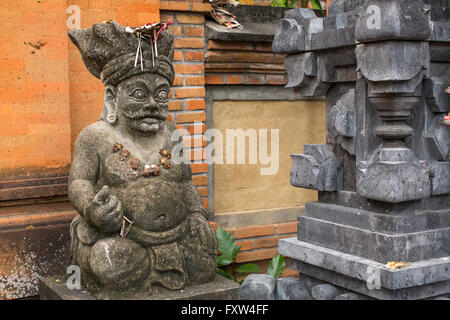 Traditionelle Guard Statue gemeißelt in Stein auf Bali, Indonesien. Stockfoto