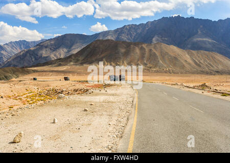 Ladakh, Indien - 20. September 2015: LKW auf der Straße hoch gelegenen Srinaga-Leh in Ladakh Provinz, Indien Stockfoto