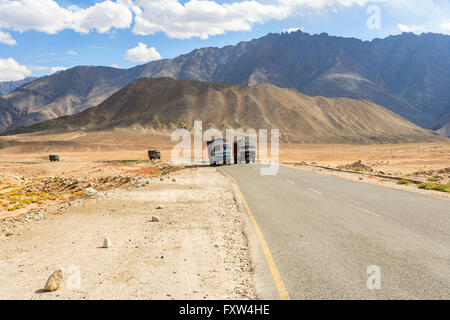 Ladakh, Indien - 20. September 2015: LKW auf der Straße hoch gelegenen Srinaga-Leh in Ladakh Provinz, Indien Stockfoto