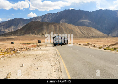 Ladakh, Indien - 20. September 2015: LKW auf der Straße hoch gelegenen Srinaga-Leh in Ladakh Provinz, Indien Stockfoto