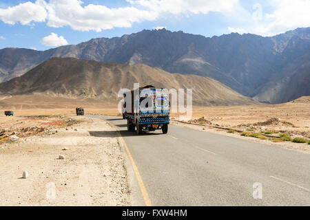 Ladakh, Indien - 20. September 2015: LKW auf der Straße hoch gelegenen Srinaga-Leh in Ladakh Provinz, Indien Stockfoto