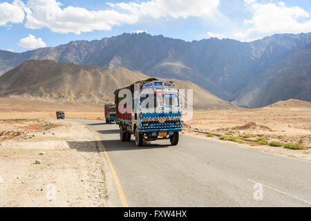 Ladakh, Indien - 20. September 2015: LKW auf der Straße hoch gelegenen Srinaga-Leh in Ladakh Provinz, Indien Stockfoto