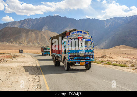 Ladakh, Indien - 20. September 2015: LKW auf der Straße hoch gelegenen Srinaga-Leh in Ladakh Provinz, Indien Stockfoto