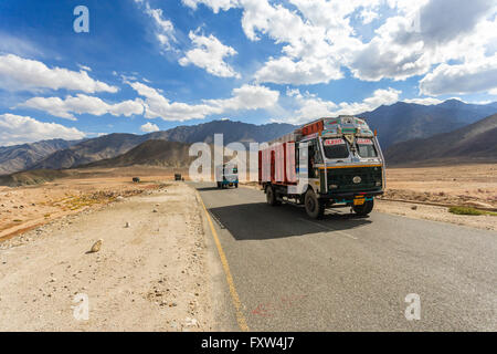 Ladakh, Indien - 20. September 2015: LKW auf der Straße hoch gelegenen Srinaga-Leh in Ladakh Provinz, Indien Stockfoto