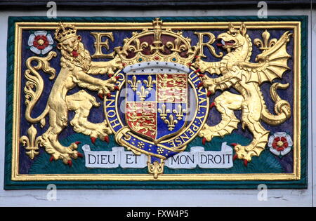 Königliche Wappen des Vereinigten Königreichs mit dem Motto Dieu et Mon Droit Stockfoto