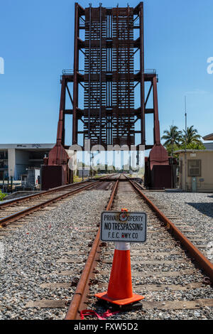 Railroad tracks mit offenen Drehbrücke Florida USA Stockfoto