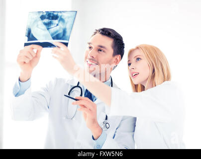 Zwei ärzte suchen an x-ray Stockfoto