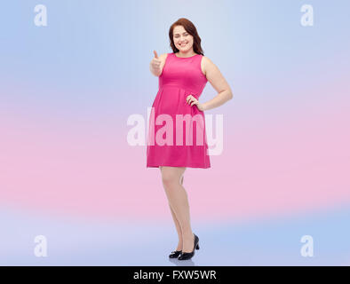 glückliche junge plus Size Frau Daumen auftauchen Stockfoto