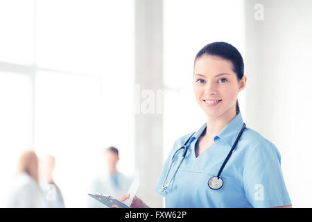 Ärztin oder Krankenschwester im Krankenhaus Stockfoto